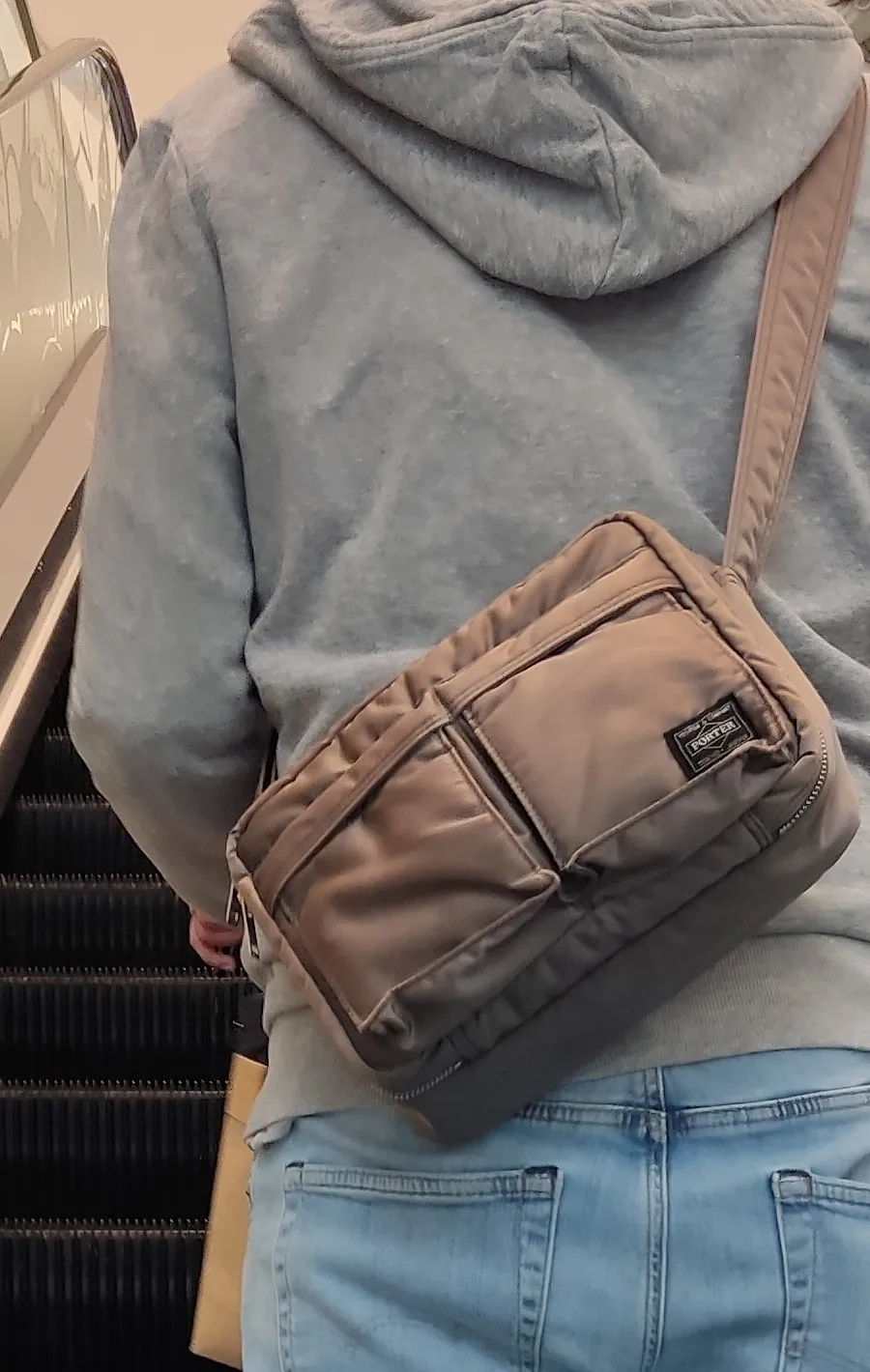 Typical CS student outfit: a grey hoodie, light jeans, and a
crossbody bag, seen from behind
