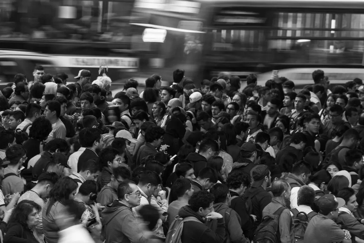 Bad manner: a dense, fused mass of commuters after someone stopped dead in
the middle of the flow.