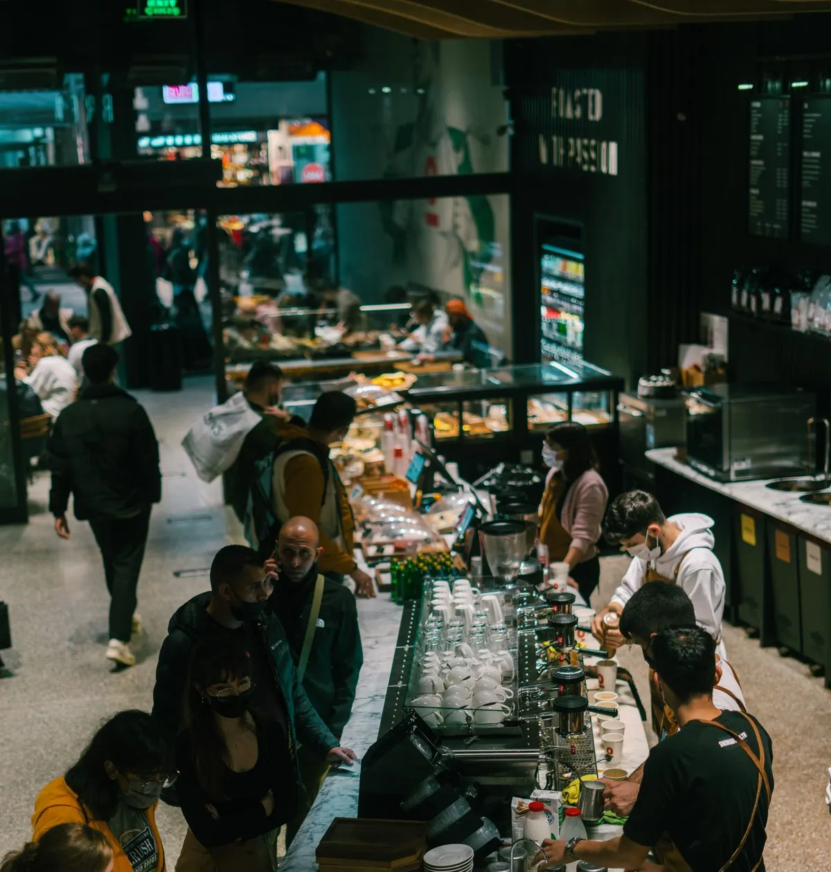 Bad manner: a crowded counter with customers clustered several deep, no
single-file structure visible.