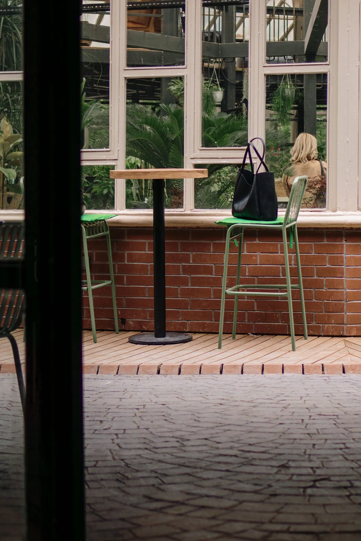 Bad manner: a jacket claims an empty café table while a queue of waiting
customers stretches out the door.