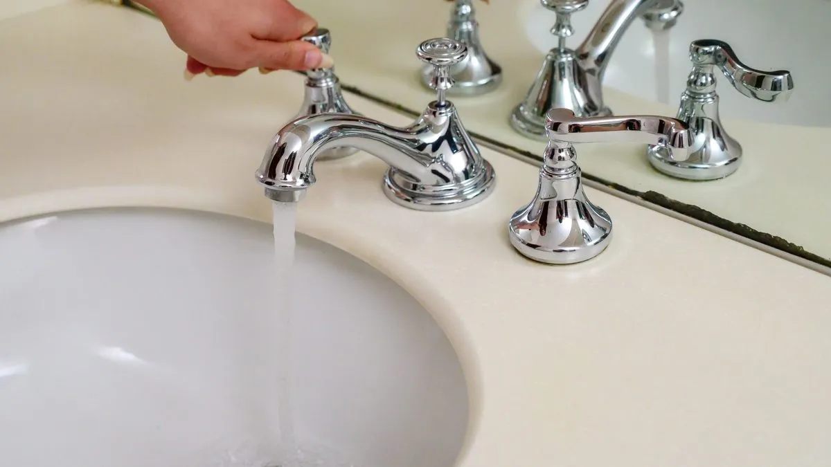 Good manner: a single hand turns on a single tap — the tap-as-mask,
participating in the pretence even though nobody's
fooled.