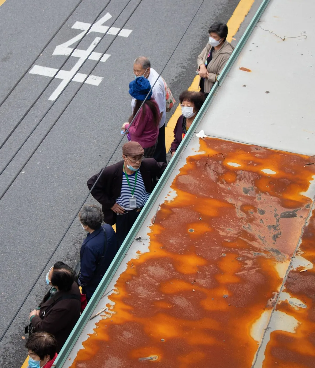 Good manner: an orderly single-file line of people
waiting.